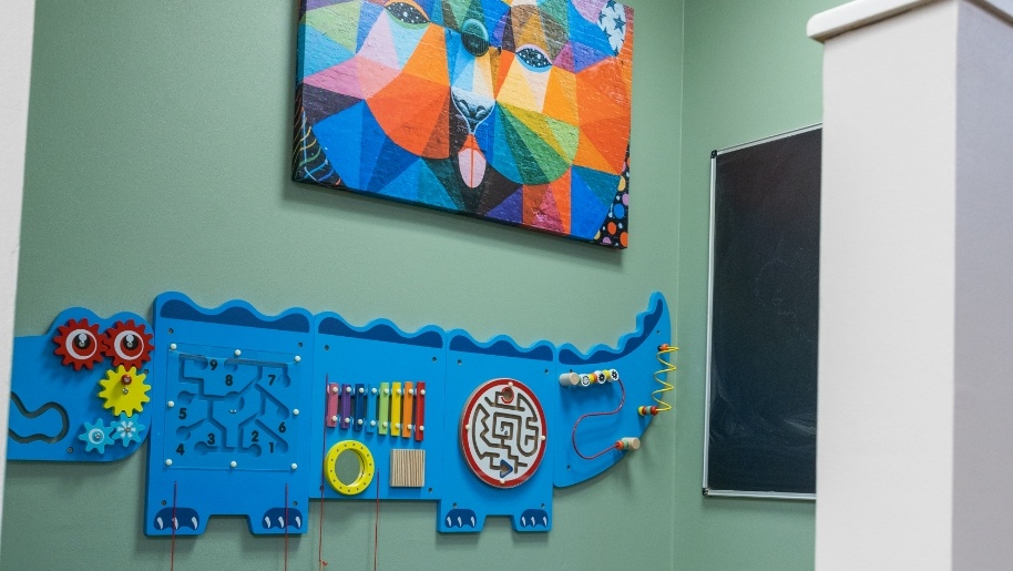 Interactive kids puzzles on wall